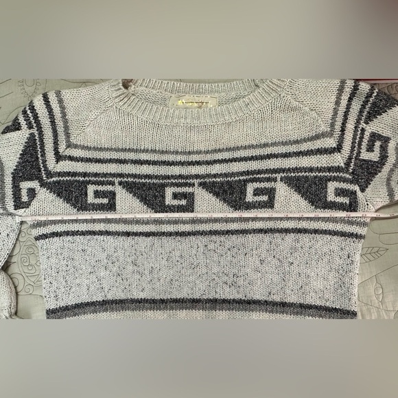 NEW Jen’s Pirate Beauty Dali Sweater 100% Polyester cream black gray pink - Picture 9 of 11